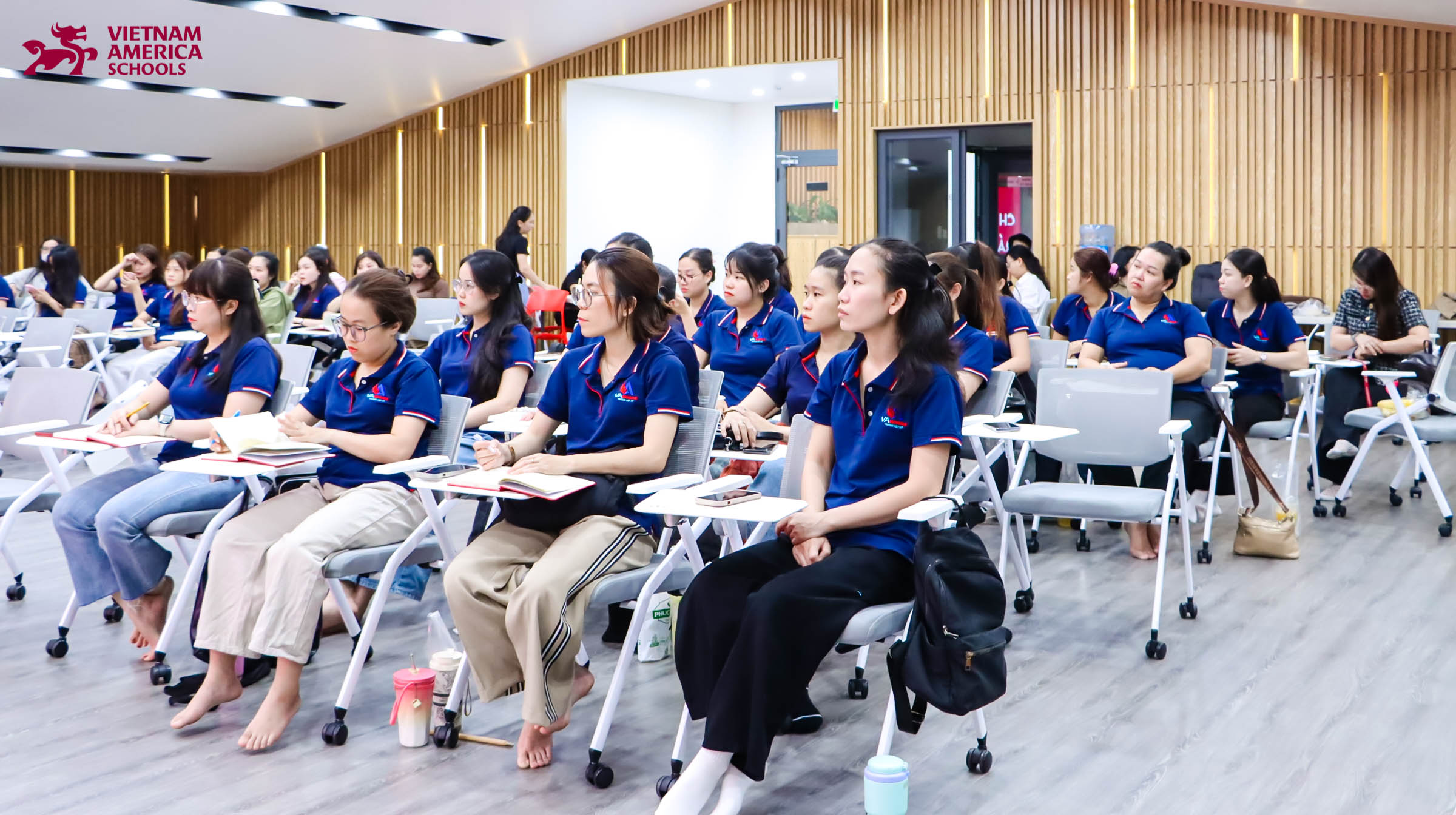 Giáo viên VA Schools ứng dụng phương pháp Glenn Doman dạy trẻ mầm non tráo thẻ flashcard