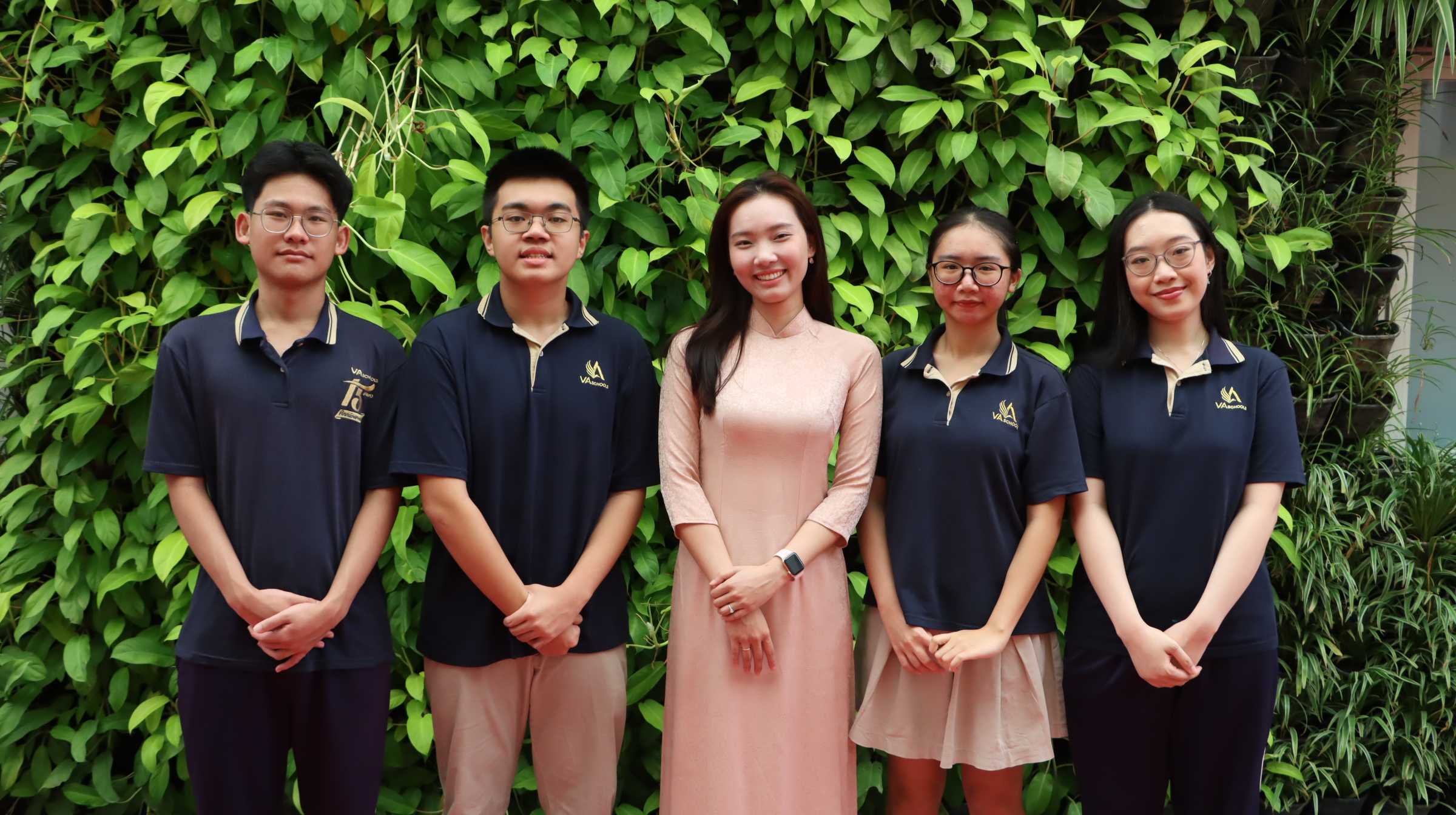 Học sinh VA Schools lớp 11 cùng giáo viên bồi dưỡng
