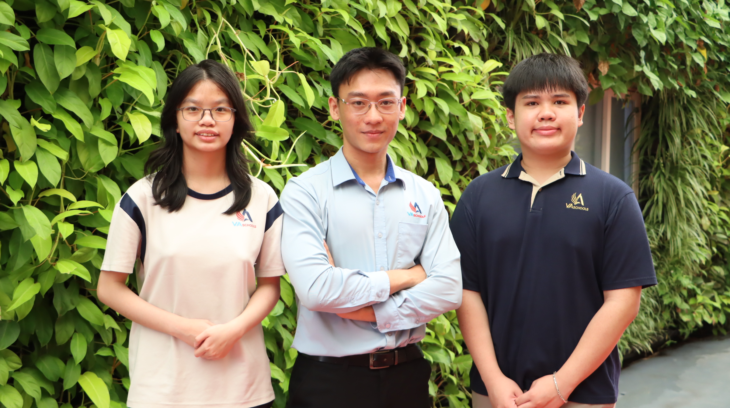 Học sinh VA Schools lớp 12 cùng giáo viên bồi dưỡng